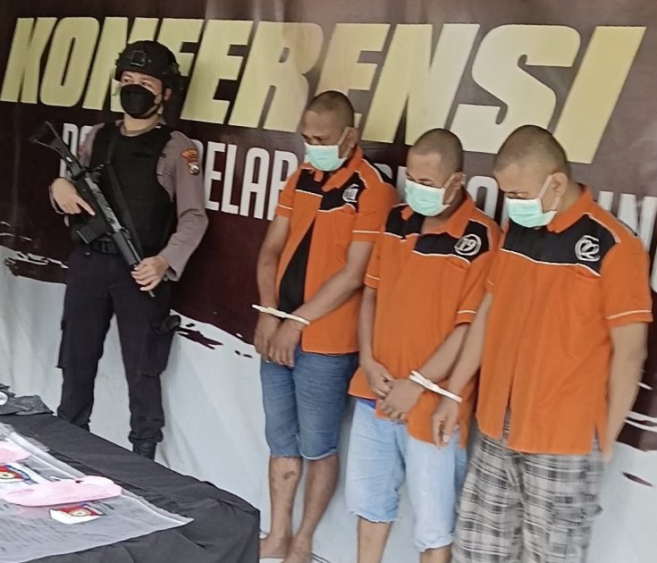Tiga pria yang mengaku Polisi di Polres Tanjung Perak 