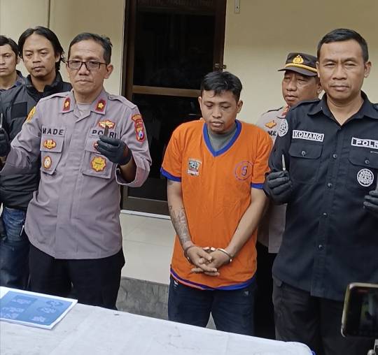 Kompol Made Polsek Sukolilo pamerkan pelaku pencuri motor