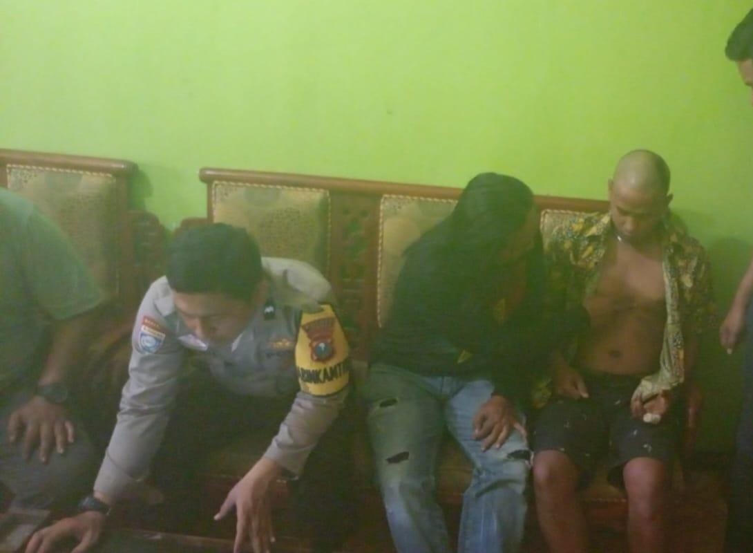 Pelaku diapit anggota Polres Jember