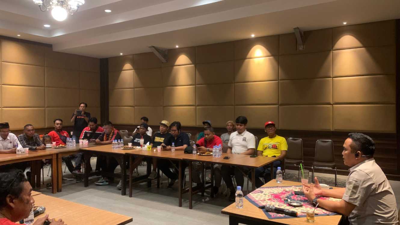Sejumlah kordinator kelompok suporter klub sepak bola di Jawa Timur