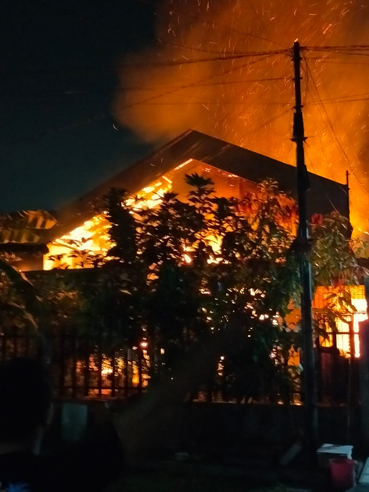 Rumah di kawasan Kertajaya Indah yang terbakar
