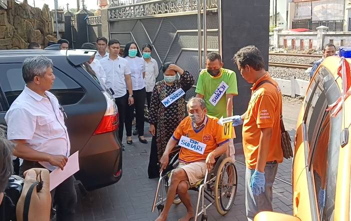 Mbah SHR (67) asal Kepanjen, Kab. Malang saat Rekontruksi kasus penipuan
