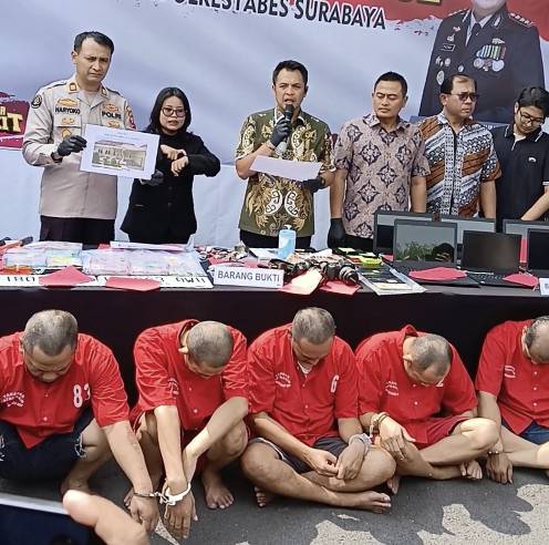 Kelompok pembobol rumah mewah dipamerkan Kasat Reskrim Polrestabes Surabaya 
