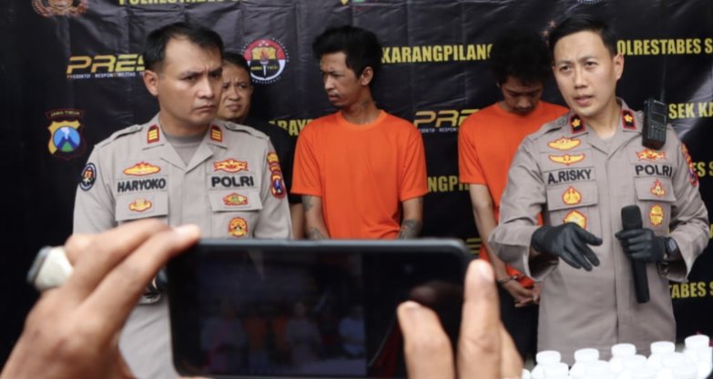 KaPolsek Karangpirang pamerkan dua pelaku pengedar pil koplo
