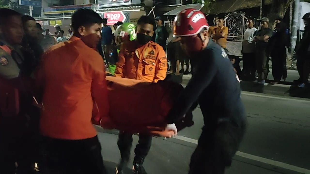 Korban saat mendapatkan perawatan nedis dilokasi 