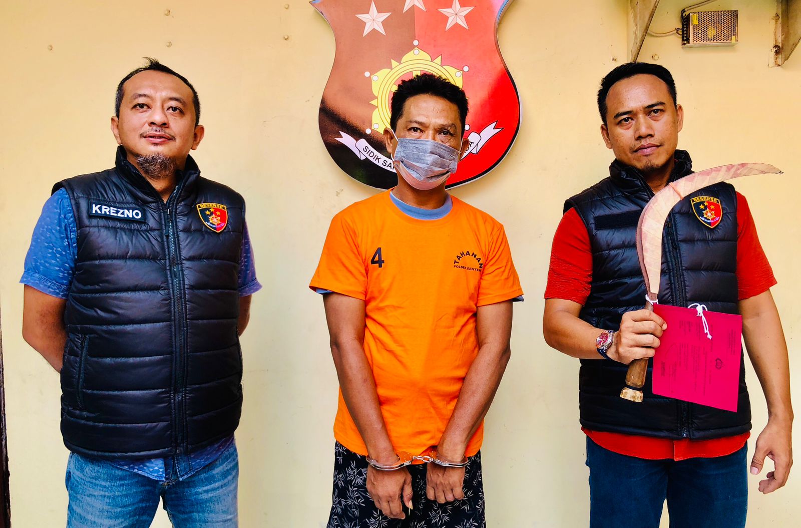 Penagih hutang tengah, diapit anggota