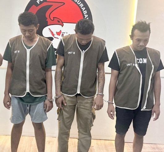 Tiga pengedar narkotika jenis sabu yang ditangkap Polrestabes Surabaya Jawa Timur