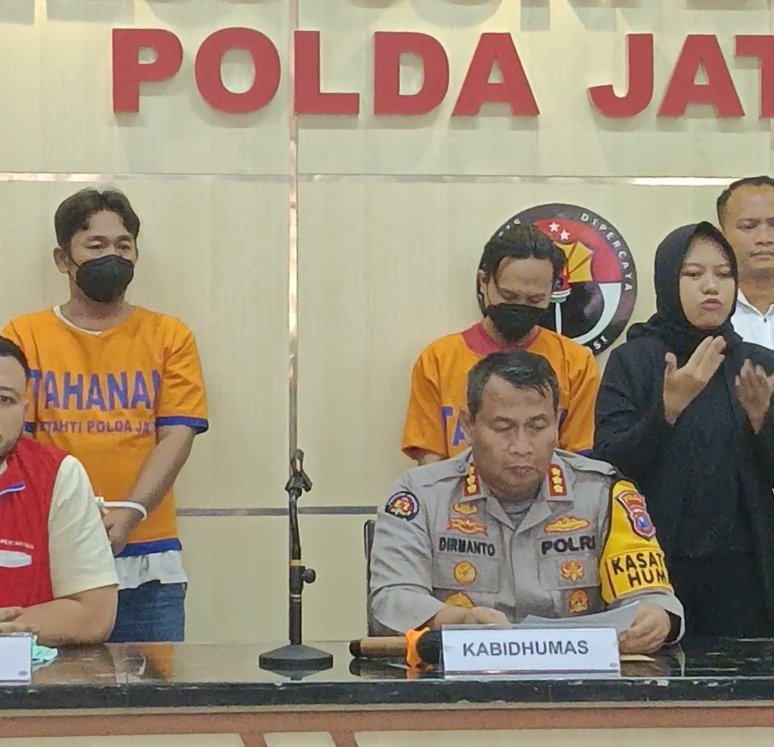 Kabid Humas Polda Jatim pamerkan dua pelaku BBM Ilegal