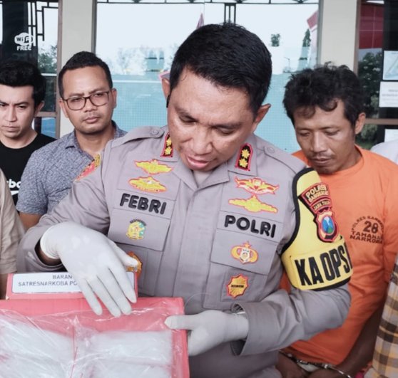 Kapolres Bangkalan menunjukan pelaku dengan 1 kilo sabu
