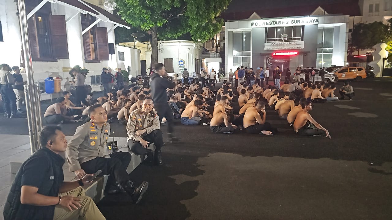 Ratusan pesilat yang diamankan Polrestabes Surabaya
