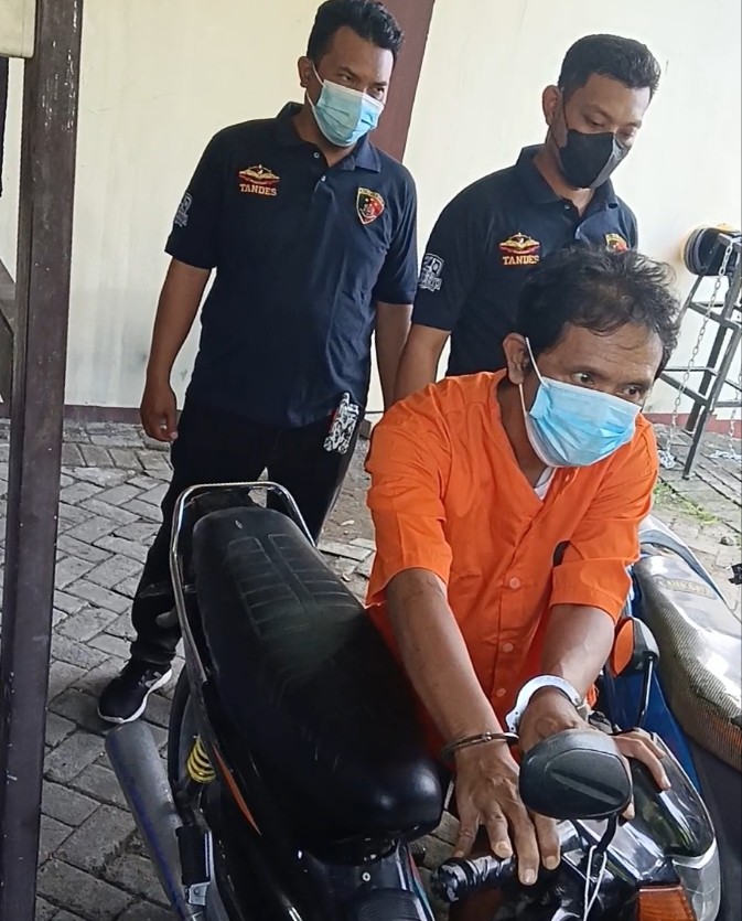 Pencuri motor saat praktekan bongkar kontak 