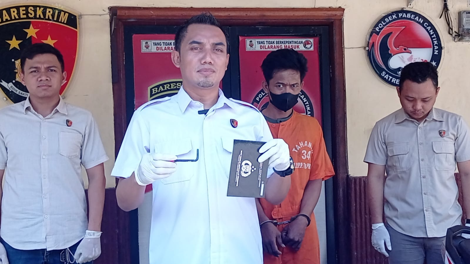 Iptu Fauzi menunjukan barang bukti pelaku curi motor