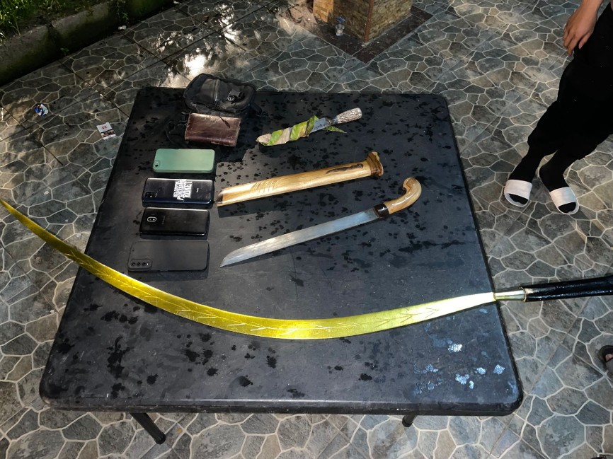 Barang bukti yang diamankan dari anggota Gengster 