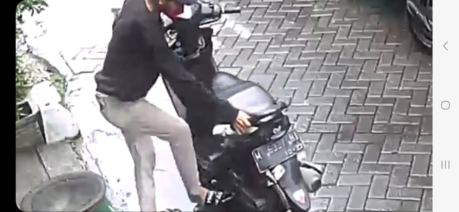 Diduga Pelaku Terekam kamera CCTV