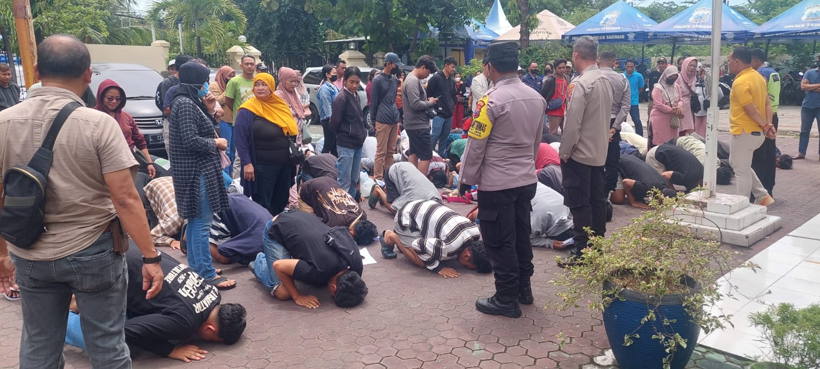 Sujud sukur pemuda yang terjaring balapan di Polsek Sawahan