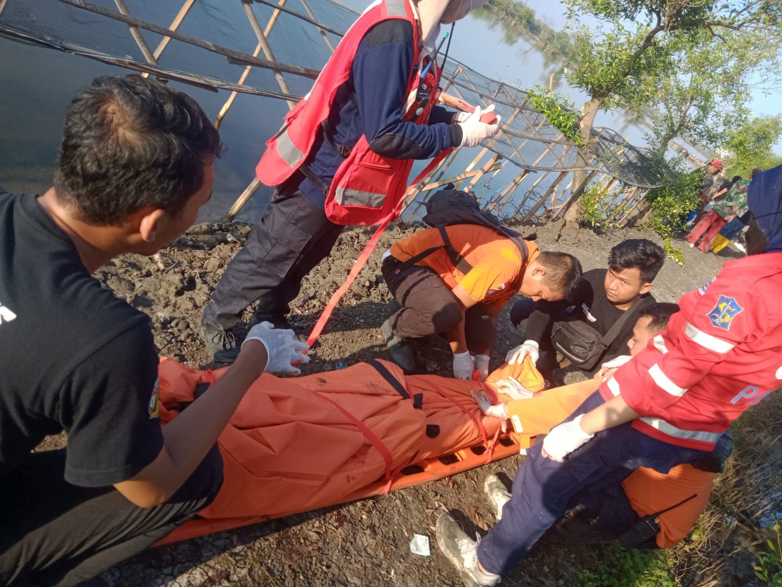 Korban dugaan pembunuhan saat dievakuasi petugas