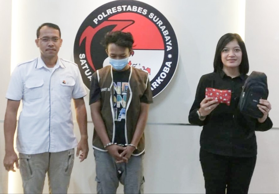 Pengedar Narkotika diapit anggota Polrestabes Surabaya 
