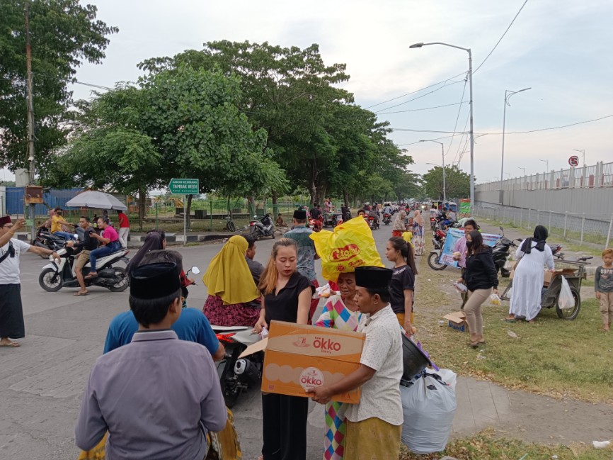 PKL Lesehan Suramadu Berbagi Ratusan Takjil