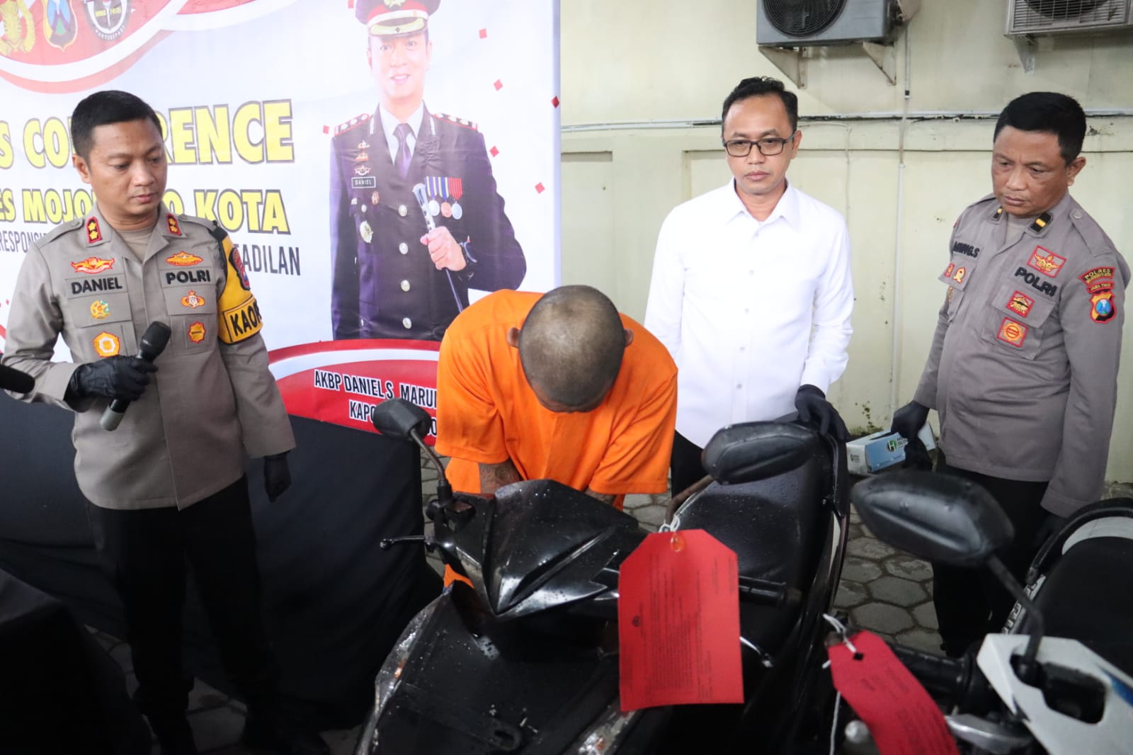 Kapolres Mojokerto Kota AKBP Daniel Marunduri pamerkan tiga pelaku Curanmor