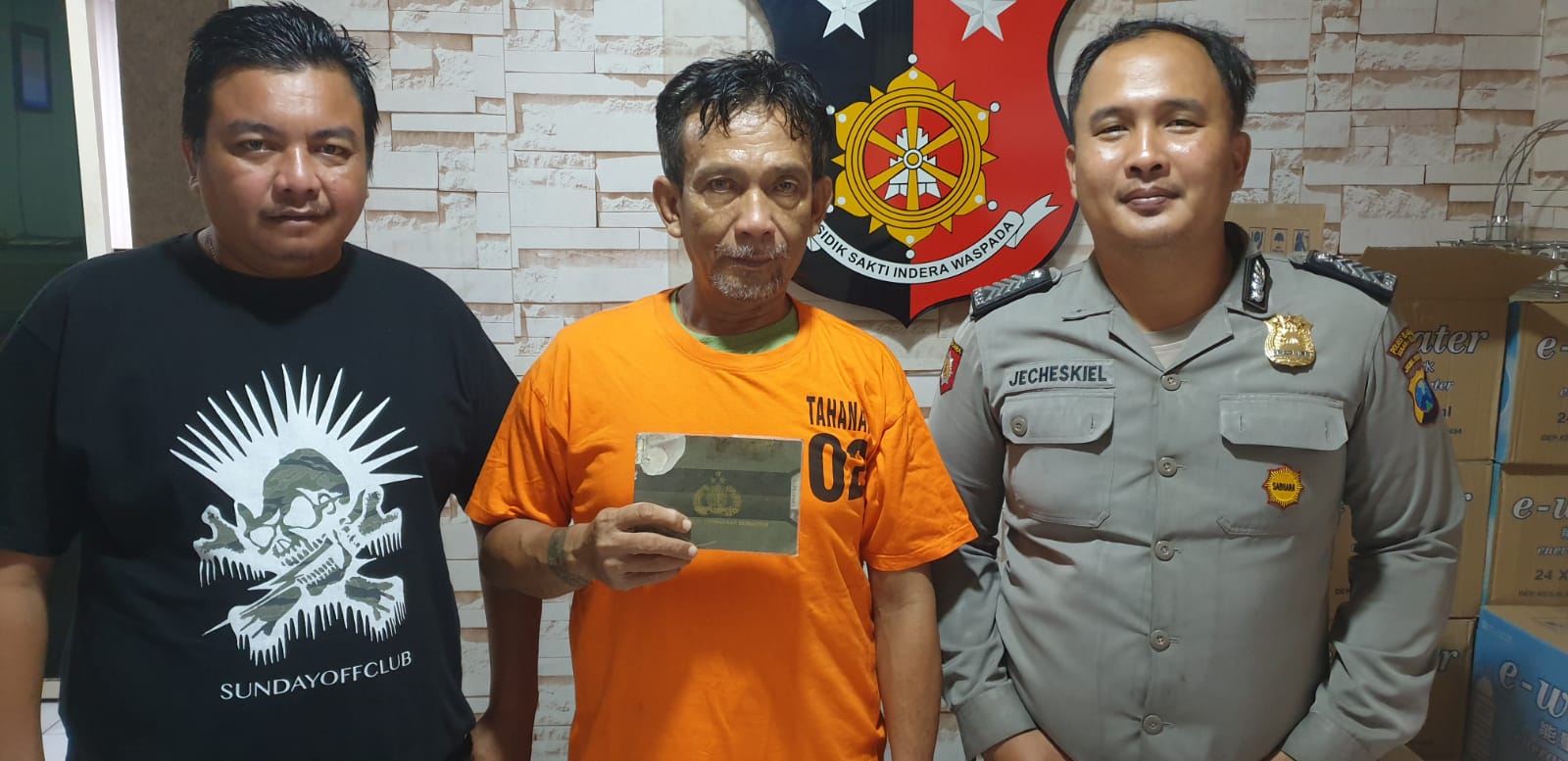 Pelaku diapit anggota Polsek Krembangan 