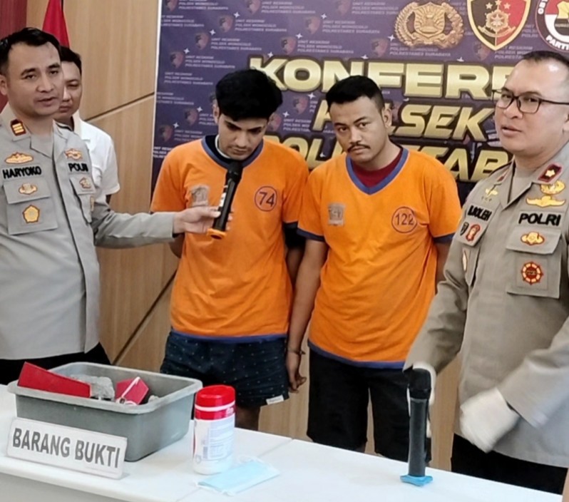 Dua pelaku pengeroyokan di Polsek Wonocolo Surabaya 