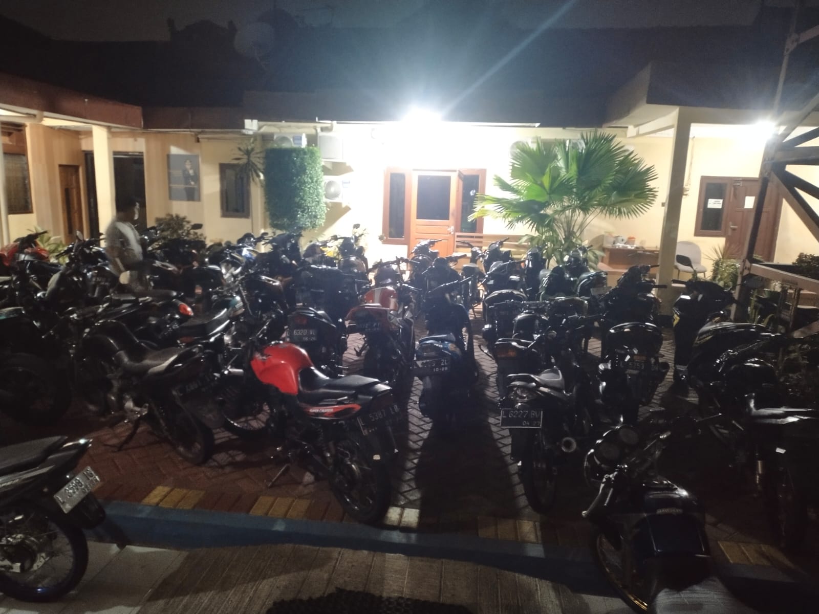 Puluhan motor balap di Polsek Wonocolo Surabaya