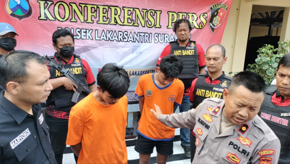 Kapolsek Kompol M. Akhyar pamerkan Dua pelaku pencuri kendaraan