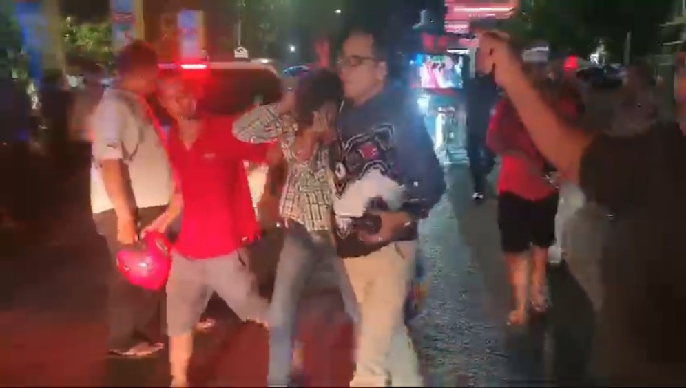 Pelaku saat diamankan warga dan pihak polisi