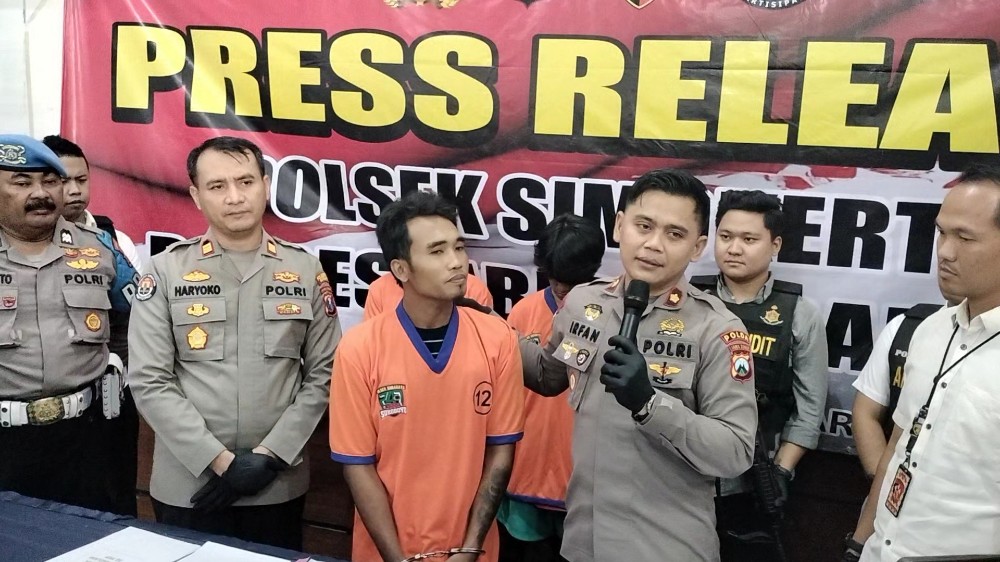 Kapolsek Simokerto kompol M. Irfan dan Kasi Humas Polrestabes Surabaya pamerkan pelaku pencuri kendaraan motor