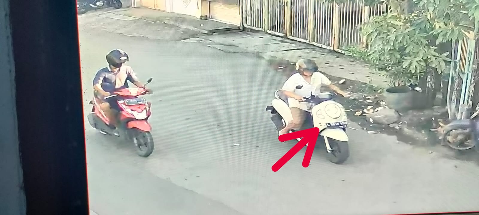 Rekaman camera CCTV saat pasutri melakukan pencarian motor