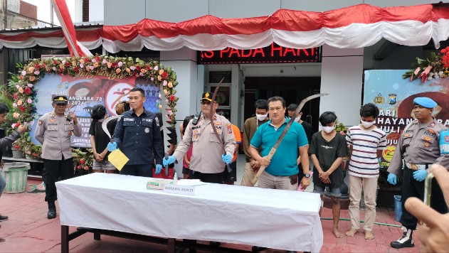 Kapal septembersari Kompol Imam dan Kanit Reskrim pamerkan senjata tajam dan pelaku gangster