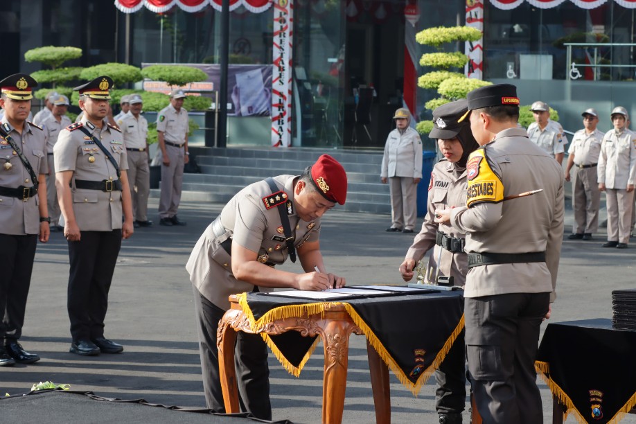 Serah terima jabatan di Polrestabes Surabaya