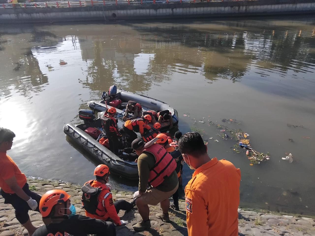 Temuan mayat laki-laki di sungai Kalimas Surabaya