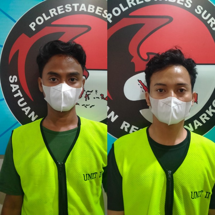 Dua pengedar tembakau gorila yang diamankan Polrestabes Surabaya