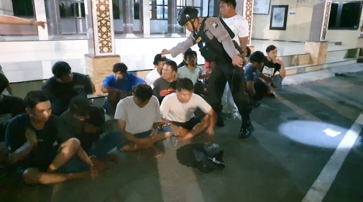 Puluhan orang yang terjaring di Jalan Kunti