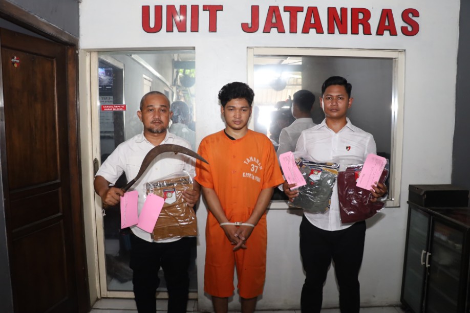 Pelaku begal diapit anggota