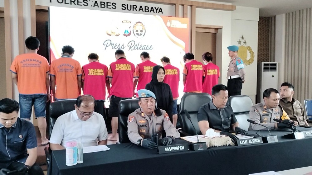 Delapan pelaku pencurian di Polrestabes Surabaya dipamerkan Kasat Reskrim AKBP Aris Purwanto