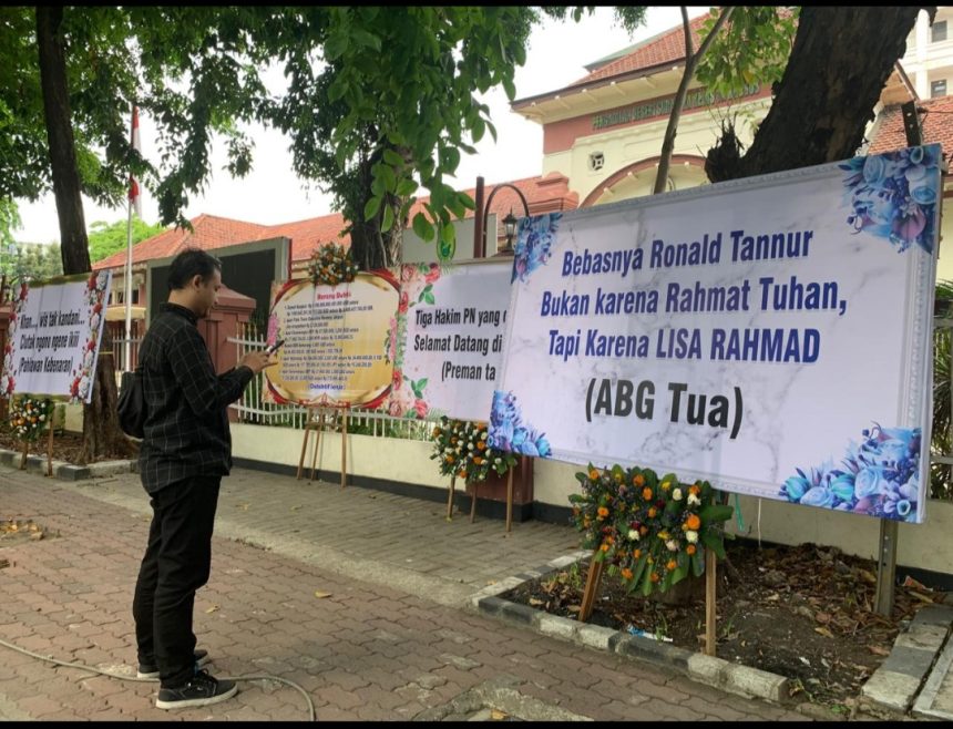 Karangan Bunga Banjiri PN Surabaya