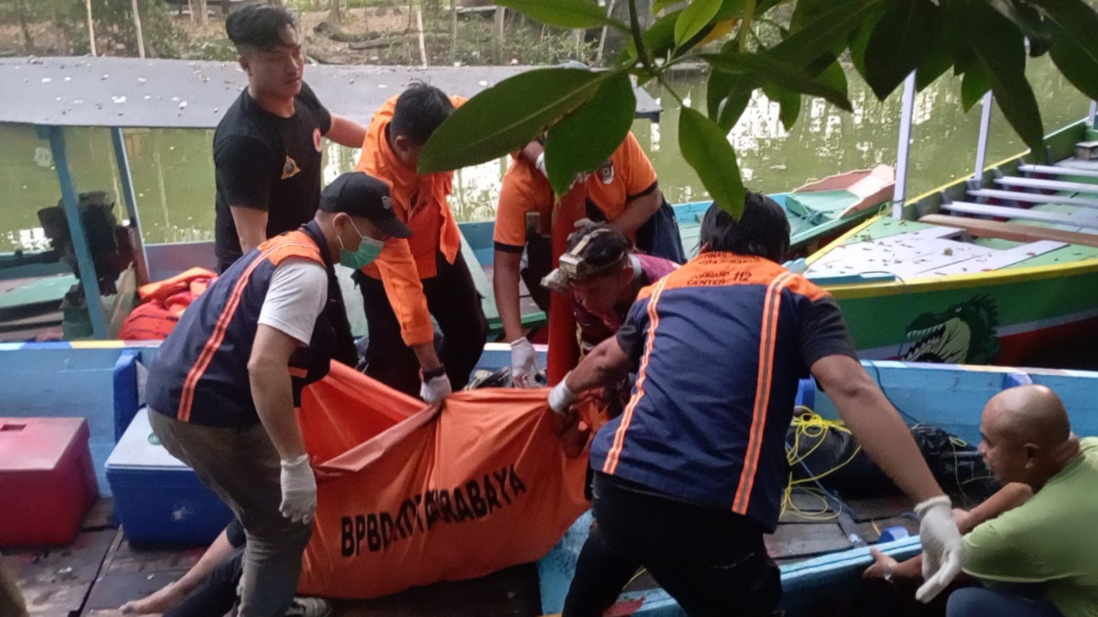 Korban saat dievakuasi petugas