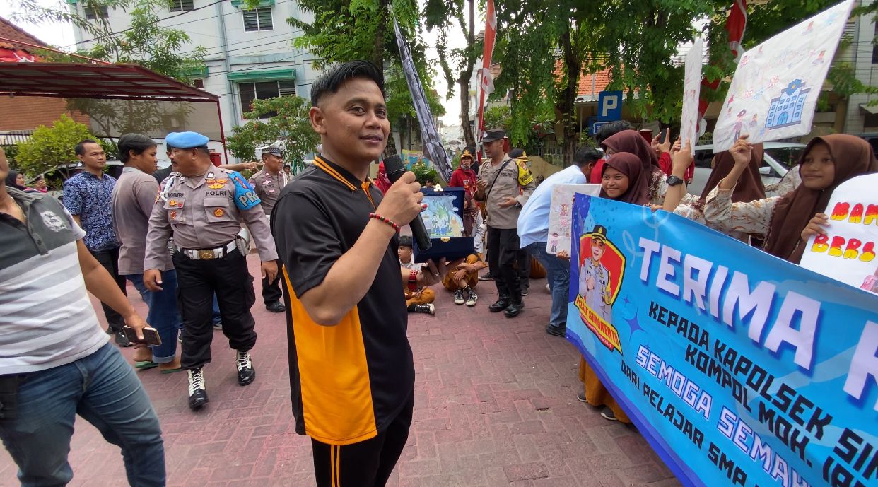 Kapolsek Simokerto, dan Pelajar SMP Negeri 41 Surabaya