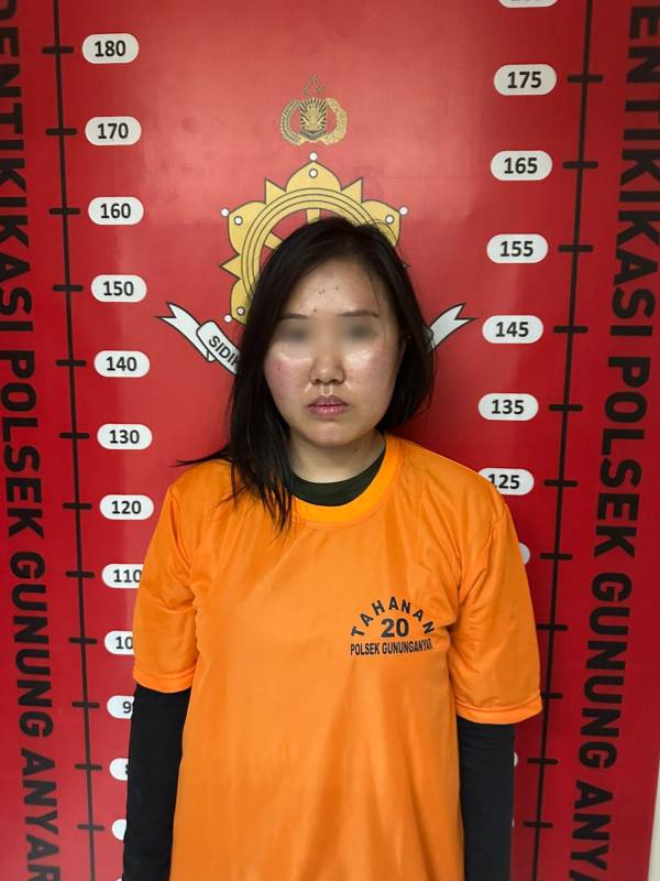 Wanita tersangka begal mobil di Surabaya