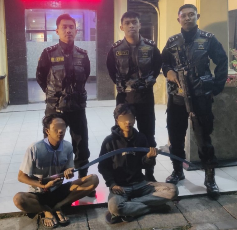 Dua anggota gengster yang diamankan, di Polsek Wonokromo