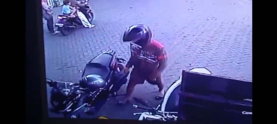Pencurian di SPBU Tidar yang terekam CCTV
