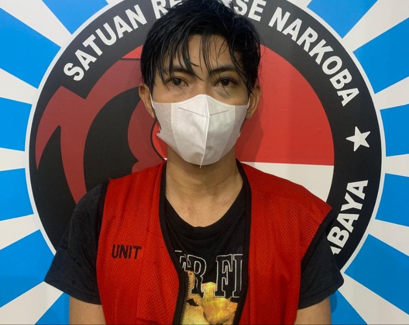 Pengedar ganja yang diamankan Polrestabes Surabaya