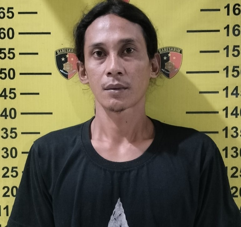 Tersangka Abdul Ghofur diamankan di Mapolsek Wonocolo