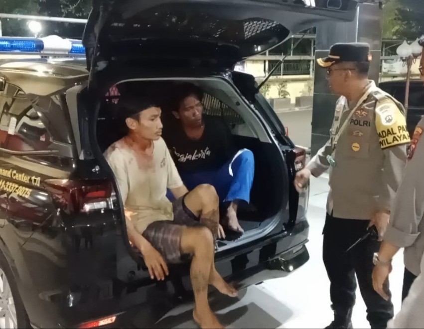 Dua pelaku pencuri motor saat diamankan Polsek Sukolilo Surabaya