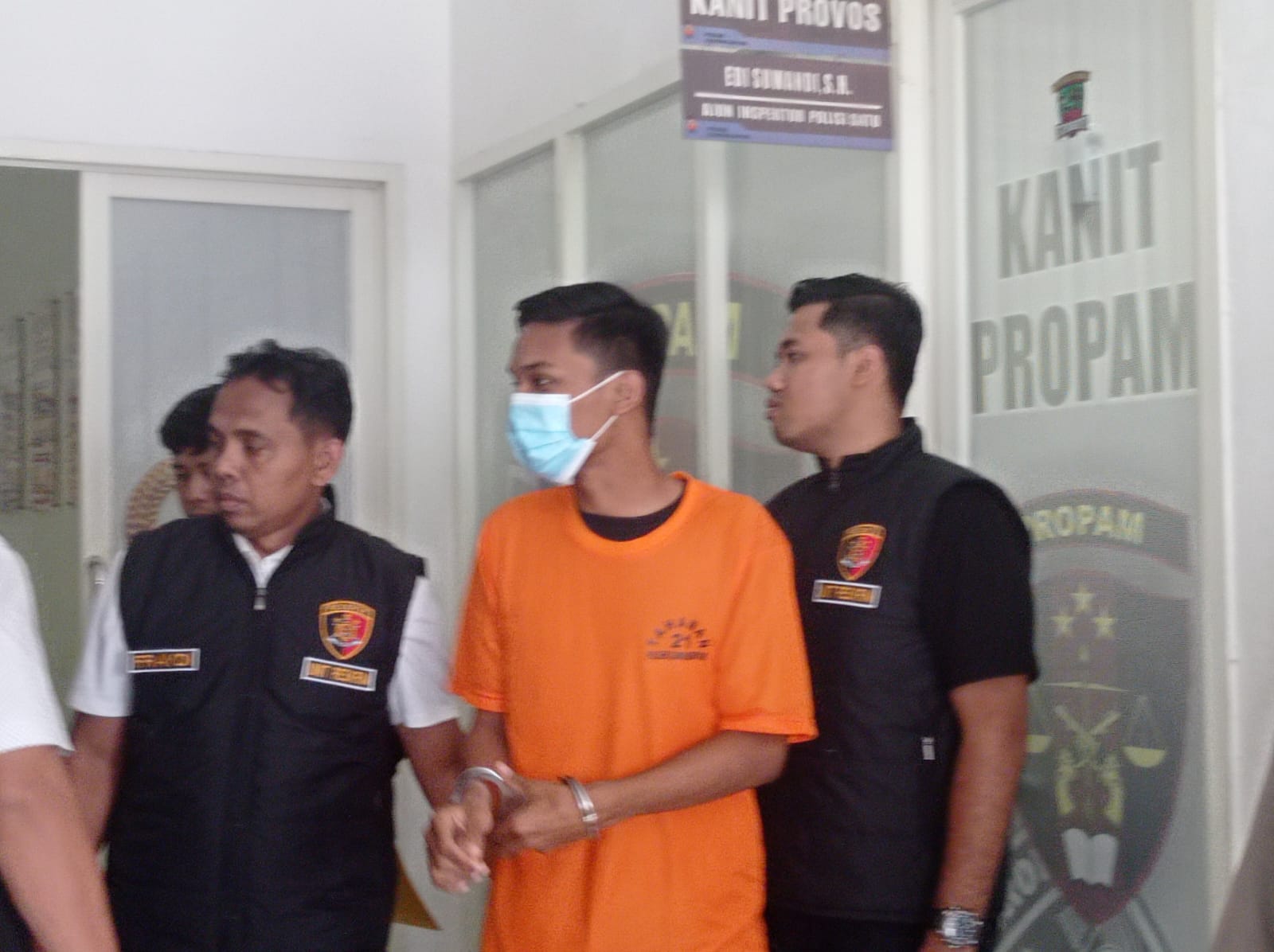 Pelaku pencurian diapit anggota