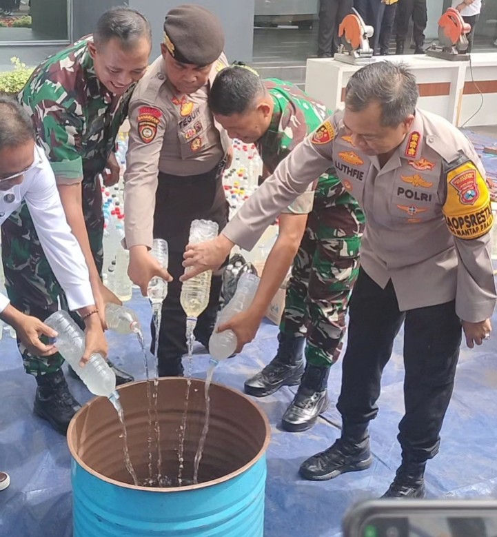 Kapolrestabes Surabaya memusnahkan barang bukti miras