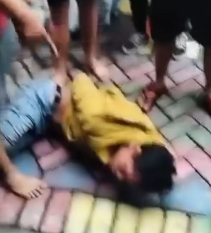 Pelaku pencurian saat diamankan warga