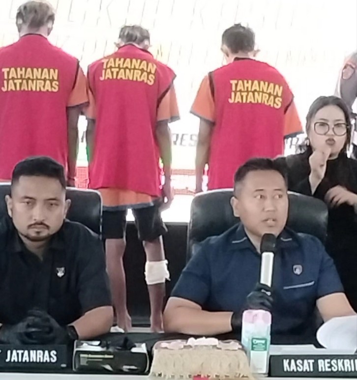Kasat Reskrim AKBP Aris Purwanto dan Kanit Jantanras pamerkan 3 pelaku pencuri mobil